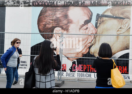 Berlin, Allemagne. 22 Sep, 2016. Les touristes photographier le terrain clôturé et East Side Gallery à Berlin, Allemagne, 22 septembre 2016. Le monument est en cours de rénovation et de nettoyage. Photo : MAURIZIO GAMBARINI/dpa/Alamy Live News Banque D'Images