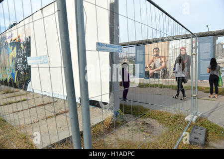 Berlin, Allemagne. 22 Sep, 2016. Les touristes photographier le terrain clôturé et East Side Gallery à Berlin, Allemagne, 22 septembre 2016. Le monument est en cours de rénovation et de nettoyage. Photo : MAURIZIO GAMBARINI/dpa/Alamy Live News Banque D'Images