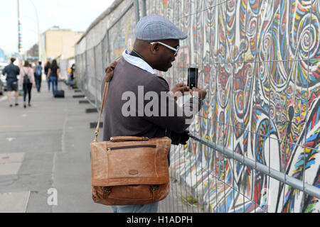 Berlin, Allemagne. 22 Sep, 2016. Les touristes photographier le terrain clôturé et East Side Gallery à Berlin, Allemagne, 22 septembre 2016. Le monument est en cours de rénovation et de nettoyage. Photo : MAURIZIO GAMBARINI/dpa/Alamy Live News Banque D'Images