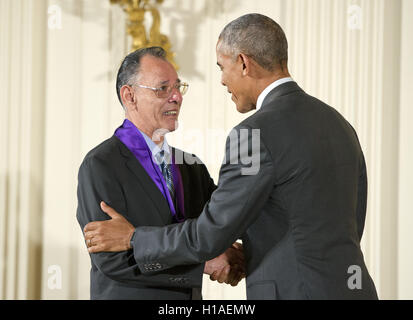 Washington, District de Columbia, Etats-Unis. 22 Sep, 2016. Le président des États-Unis Barack Obama présente le 2015 National Medal of Arts à Santiago Jiménez, Jr., musicien de San Antonio, Texas, lors d'une cérémonie dans l'East Room de la Maison Blanche à Washington, DC le Jeudi, Septembre 22, 2016.Credit : Ron Sachs/CNP Crédit : Ron Sachs/CNP/ZUMA/Alamy Fil Live News Banque D'Images