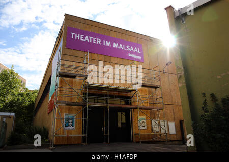 Zwickau, Allemagne. Sep 21, 2016. Productions sera donnée dans le Malsaal, la nouvelle entrée principale de l'échafaudage qui a encore, pendant la rénovation du Gewandhaus à Theatre Plauen-Zwickau à Zwickau, Allemagne, 21 septembre 2016. Au cours de la phase de construction de deux ans, l'équipage vivra de valises et jouer les neuf théâtres provisoires. Dans l'un d'entre eux travaillent encore les constructeurs ensemble jusqu'à maintenant. Photo : CLAUDIA DRESCHER/dpa/Alamy Live News Banque D'Images