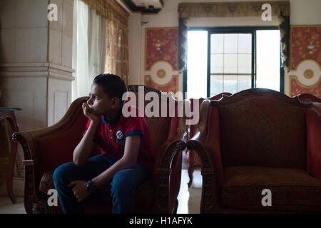Gharbiya, Égypte. 17 Sep, 2016. Marwan attend que son père à un café à Gharbiya, Egypte, le 17 septembre 2016. "Après huit ans, l'itinérance dans les rues, les hôpitaux et les morgues à travers l'Egypte, j'ai pu enfin embrasser mon garçon," dit al-Azouni Gaballah, le père qui a perdu Marwan lorsqu'il avait cinq ans. © Meng Tao/Xinhua/Alamy Live News Banque D'Images