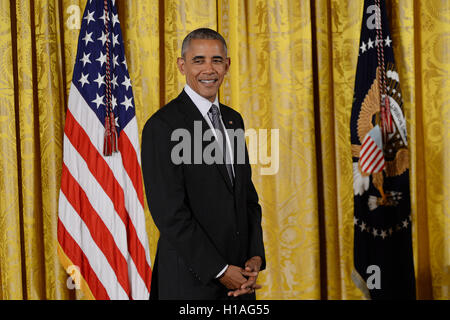 Washington, District de Columbia, Etats-Unis. 22 Sep, 2016. 22 septembre 2016 - La Maison Blanche - Washington DC .Le président Barack Obama fait une pause avant d'attribuer la médaille nationale des Arts à Mel Brooks lors de la cérémonie de remise des prix Le prix de l'Est de la Maison Blanche. Photos par : - ImageCatcher News Crédit : Christy Bowe/Globe Photos/ZUMA/Alamy Fil Live News Banque D'Images