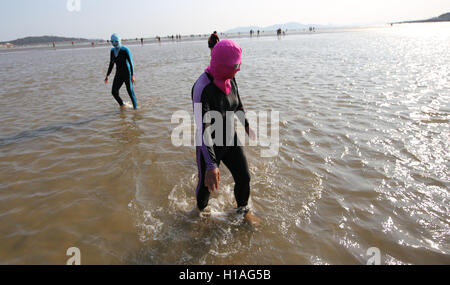 Qingdao, Qingdao, Chine. 22 Sep, 2016. Qingdao, Chine-Septembre 22 2016 : ?(EDITORIAL ?utiliser ?SEULEMENT. ?CHINE ?OUT) Femmes portant divers masques face-kini sur une plage à Qingdao, Chine est¡¯s Â La province de Shandong, le 22 septembre 2016. Face-kini masque peut protéger les gens contre le soleil et les méduses, qui gagne en popularité parmi les femmes à Qingdao. Maintenant face-kini aussi des masques de combiner les éléments de la mode, avec différents plans et de modes. © SIPA Asie/ZUMA/Alamy Fil Live News Banque D'Images