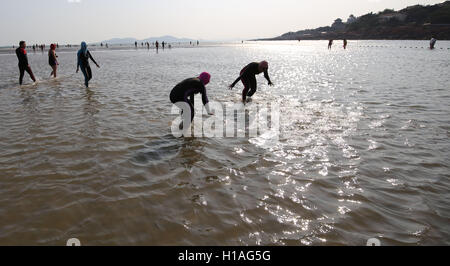 Qingdao, Qingdao, Chine. 22 Sep, 2016. Qingdao, Chine-Septembre 22 2016 : ?(EDITORIAL ?utiliser ?SEULEMENT. ?CHINE ?OUT) Femmes portant divers masques face-kini sur une plage à Qingdao, Chine est¡¯s Â La province de Shandong, le 22 septembre 2016. Face-kini masque peut protéger les gens contre le soleil et les méduses, qui gagne en popularité parmi les femmes à Qingdao. Maintenant face-kini aussi des masques de combiner les éléments de la mode, avec différents plans et de modes. © SIPA Asie/ZUMA/Alamy Fil Live News Banque D'Images