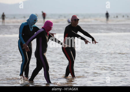 Qingdao, Qingdao, Chine. 22 Sep, 2016. Qingdao, Chine-Septembre 22 2016 : ?(EDITORIAL ?utiliser ?SEULEMENT. ?CHINE ?OUT) Femmes portant divers masques face-kini sur une plage à Qingdao, Chine est¡¯s Â La province de Shandong, le 22 septembre 2016. Face-kini masque peut protéger les gens contre le soleil et les méduses, qui gagne en popularité parmi les femmes à Qingdao. Maintenant face-kini aussi des masques de combiner les éléments de la mode, avec différents plans et de modes. © SIPA Asie/ZUMA/Alamy Fil Live News Banque D'Images