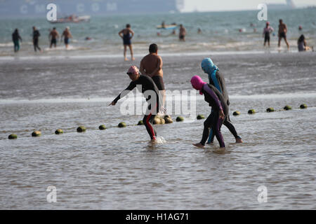 Qingdao, Qingdao, Chine. 22 Sep, 2016. Qingdao, Chine-Septembre 22 2016 : ?(EDITORIAL ?utiliser ?SEULEMENT. ?CHINE ?OUT) Femmes portant divers masques face-kini sur une plage à Qingdao, Chine est¡¯s Â La province de Shandong, le 22 septembre 2016. Face-kini masque peut protéger les gens contre le soleil et les méduses, qui gagne en popularité parmi les femmes à Qingdao. Maintenant face-kini aussi des masques de combiner les éléments de la mode, avec différents plans et de modes. © SIPA Asie/ZUMA/Alamy Fil Live News Banque D'Images