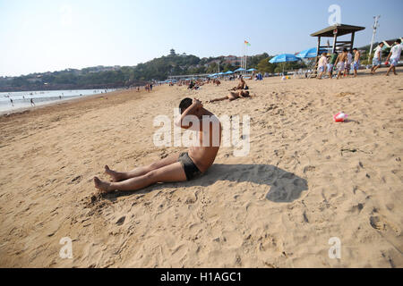 Qingdao, Qingdao, Chine. 22 Sep, 2016. Qingdao, Chine-Septembre 22 2016 : (usage éditorial uniquement. Chine OUT) Touristes sur une plage à Qingdao, Chine est¡¯s Â La province de Shandong, le jour de l'Équinoxe d'automne, le 22 septembre 2016. Comme l'automne venu, la plage n'est plus de monde à Qingdao. Un homme lui-même en costume de Zhu Bajie a attiré l'attention de nombreux touriste sur une plage de Qingdao. © SIPA Asie/ZUMA/Alamy Fil Live News Banque D'Images