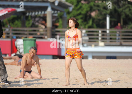 Qingdao, Qingdao, Chine. 22 Sep, 2016. Qingdao, Chine-Septembre 22 2016 : (usage éditorial uniquement. Chine OUT) Touristes sur une plage à Qingdao, Chine est¡¯s Â La province de Shandong, le jour de l'Équinoxe d'automne, le 22 septembre 2016. Comme l'automne venu, la plage n'est plus de monde à Qingdao. Un homme lui-même en costume de Zhu Bajie a attiré l'attention de nombreux touriste sur une plage de Qingdao. © SIPA Asie/ZUMA/Alamy Fil Live News Banque D'Images