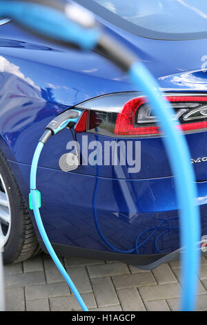 Fichier - Un fichier photo datée du 27 juin 2016 montre un Electric-powered Tesla Model S 85D à charge d'une station de charge en Wilkau-Hasslau, Allemagne. Photo : Jan Woitas/dpa Banque D'Images