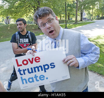 Youngstown, Ohio, USA. Apr 26, 2015. 22 septembre 2016 - Youngstown, Ohio - Acteur Sean Astin, connu pour ses rôles dans ''The Goonies'', ''Rudy'' et ''Le Seigneur des Anneaux'' trilogy fait campagne pour le candidat présidentiel Hillary Clinton à Youngstown State University.Astin a rencontré des bénévoles et des étudiants et les encourage à s'inscrire pour voter avant la date limite du 11 octobre. Crédit photo : Jason L Nelson/AdMedia Crédit : Jason L Nelson/AdMedia/ZUMA/Alamy Fil Live News Banque D'Images