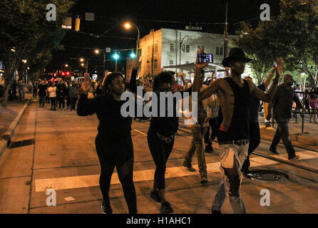 Charlotte, USA. 22 Sep, 2016. Les manifestants protester contre la mort d'un homme noir à Charlotte, Caroline du Nord, aux États-Unis, du 22 septembre 2016. Un couvre-feu a été pris dans la ville américaine de Charlotte jeudi soir alors que des centaines de manifestants ont défilé à travers le centre-ville de manière relativement pacifique pour protester contre la mort par la police tirer d'un homme noir pour la troisième nuit. Credit : Zheng Qihang/Xinhua/Alamy Live News Banque D'Images