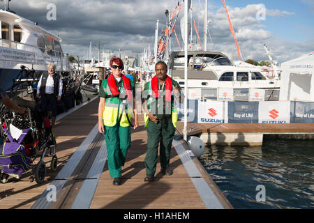 Southampton, UK,22 Septembre 2016,Paramedico de service au Southampton Boat Show 201 Crédit : Keith Larby/Alamy Live News Banque D'Images