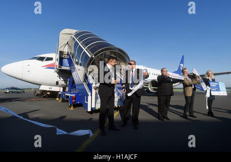 Mosnov, République tchèque. 29Th Sep 2016. SmartWings vols direct lancé à Dubaï en Émirats Arabes Unis à l'aéroport de Mosnov, République tchèque, le 23 septembre 2016. Sur la photo de gauche : la gauche pour Ventes et marketing Directeur de l'aéroport Robert Hruska, vol, le capitaine Martin Taraba, Gouverneur de la région de Moravie-Silésie Miroslav Novak et Leos Janacek Airport Ostrava CHEF Pavel Schneider. © Jaroslav Ozana/CTK Photo/Alamy Live News Banque D'Images