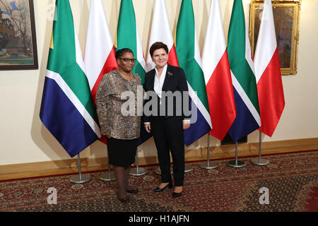 Varsovie, Pologne. 23 Septembre, 2016. Premier ministre Beata Szydlo receimved Président du Conseil national des Provinces d'Afrique du Sud (NCOP) Thandi Modise pour visite officielle à Varsovie. Credit : Jake Ratz/Alamy Live News Banque D'Images