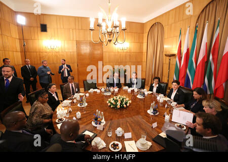 Varsovie, Pologne. 23 Septembre, 2016. Premier ministre Beata Szydlo receimved Président du Conseil national des Provinces d'Afrique du Sud (NCOP) Thandi Modise pour visite officielle à Varsovie. Credit : Jake Ratz/Alamy Live News Banque D'Images