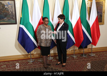 Varsovie, Pologne. 23 Septembre, 2016. Premier ministre Beata Szydlo receimved Président du Conseil national des Provinces d'Afrique du Sud (NCOP) Thandi Modise pour visite officielle à Varsovie. Credit : Jake Ratz/Alamy Live News Banque D'Images