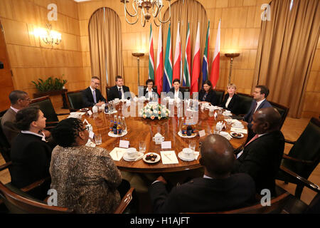 Varsovie, Pologne. 23 Septembre, 2016. Premier ministre Beata Szydlo receimved Président du Conseil national des Provinces d'Afrique du Sud (NCOP) Thandi Modise pour visite officielle à Varsovie. Credit : Jake Ratz/Alamy Live News Banque D'Images