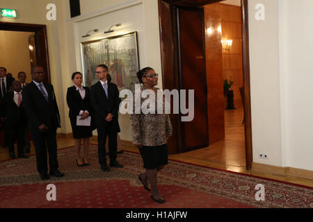 Varsovie, Pologne. 23 Septembre, 2016. Premier ministre Beata Szydlo receimved Président du Conseil national des Provinces d'Afrique du Sud (NCOP) Thandi Modise pour visite officielle à Varsovie. Credit : Jake Ratz/Alamy Live News Banque D'Images