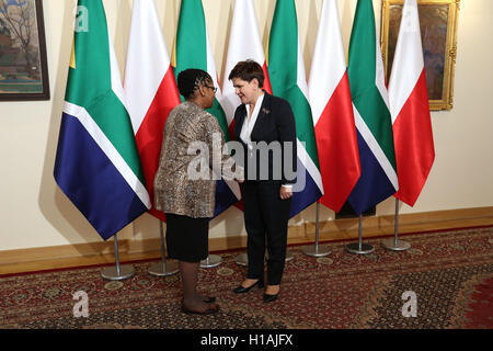 Varsovie, Pologne. 23 Septembre, 2016. Premier ministre Beata Szydlo receimved Président du Conseil national des Provinces d'Afrique du Sud (NCOP) Thandi Modise pour visite officielle à Varsovie. Credit : Jake Ratz/Alamy Live News Banque D'Images