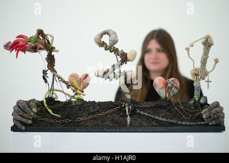 Kassel, Allemagne. 29Th Sep 2016. Une femme regarde le travail "droits de l'Bonsai - Liberté de la difformité - Déformation de la Liberté' (1979) qui fait partie de l'exposition 'Retrospektive" de l'artiste japonais Tetsumi Kudo au Fridericianum à Kassel, Allemagne, 23 septembre 2016. L'exposition est présentée du 25 septembre 2016 jusqu'au 01 janvier 2017. Photo : Swen Pfoertner/dpa/Alamy Live News Banque D'Images