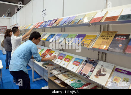 Tokyo, Japon. 29Th Sep 2016. Visiteurs parcourez les livres présentés par le Hanban au cours de la 23e Foire internationale du livre de Tokyo à Tokyo, Japon, 23 septembre 2016. Les trois jours de la réservation de vols a été ouverte le vendredi. © Ma Ping/Xinhua/Alamy Live News Banque D'Images