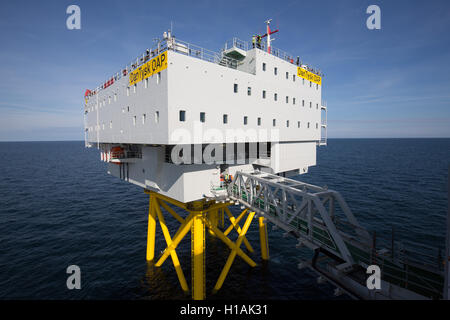 Sylt, Allemagne. Sep 21, 2016. Vue de la plate-forme d'hébergement près de le parc de DanTysk power company Suédois Vattenfall et la SEM services publics municipaux de Munich, à environ 43 milles à l'ouest de la mer de l'île de Sylt, Allemagne, 21 septembre 2016. Une cinquantaine de techniciens et d'ingénieurs en direct sur la plate-forme d'hébergement depuis deux semaines. Ils ils effectuent des travaux de maintenance sur l'DanTysk et le banc de parcs éoliens qui sont à proximité. Photo : Christian Charisius/dpa/Alamy Live News Banque D'Images