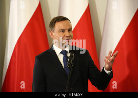 Varsovie, Pologne. 23 Septembre, 2016. Le Président Andrzej Duda et le ministre de la défense, Antoni Macierewicz ont pris part à la 40e célébration de KOR (Komitet Obrony Robotników), le Comité de la défense des ouvriers qui a été fondée comme un mouvement civil pour soutenir les membres emprisonnés de la protestation de 1976. L'un des membres de la fondation est le récent ministre de la défense, Antoni Macierewicz. Credit : Jake Ratz/Alamy Live News Banque D'Images