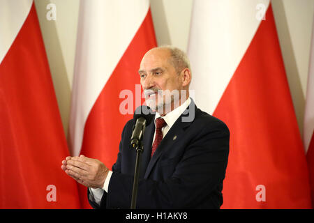 Varsovie, Pologne. 23 Septembre, 2016. Le Président Andrzej Duda et le ministre de la défense, Antoni Macierewicz ont pris part à la 40e célébration de KOR (Komitet Obrony Robotników), le Comité de la défense des ouvriers qui a été fondée comme un mouvement civil pour soutenir les membres emprisonnés de la protestation de 1976. L'un des membres de la fondation est le récent ministre de la défense, Antoni Macierewicz. Credit : Jake Ratz/Alamy Live News Banque D'Images