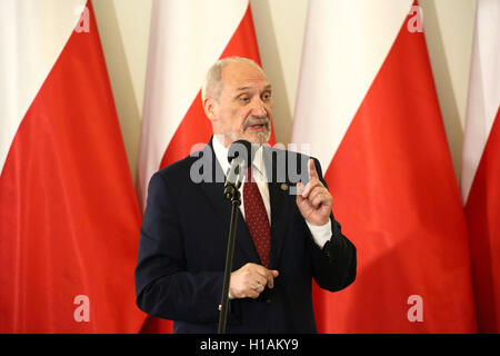 Varsovie, Pologne. 23 Septembre, 2016. Le Président Andrzej Duda et le ministre de la défense, Antoni Macierewicz ont pris part à la 40e célébration de KOR (Komitet Obrony Robotników), le Comité de la défense des ouvriers qui a été fondée comme un mouvement civil pour soutenir les membres emprisonnés de la protestation de 1976. L'un des membres de la fondation est le récent ministre de la défense, Antoni Macierewicz. Credit : Jake Ratz/Alamy Live News Banque D'Images