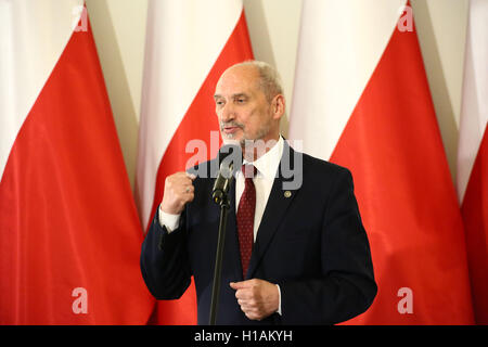 Varsovie, Pologne. 23 Septembre, 2016. Le Président Andrzej Duda et le ministre de la défense, Antoni Macierewicz ont pris part à la 40e célébration de KOR (Komitet Obrony Robotników), le Comité de la défense des ouvriers qui a été fondée comme un mouvement civil pour soutenir les membres emprisonnés de la protestation de 1976. L'un des membres de la fondation est le récent ministre de la défense, Antoni Macierewicz. Credit : Jake Ratz/Alamy Live News Banque D'Images