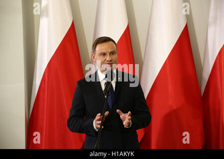 Varsovie, Pologne. 23 Septembre, 2016. Le Président Andrzej Duda et le ministre de la défense, Antoni Macierewicz ont pris part à la 40e célébration de KOR (Komitet Obrony Robotników), le Comité de la défense des ouvriers qui a été fondée comme un mouvement civil pour soutenir les membres emprisonnés de la protestation de 1976. L'un des membres de la fondation est le récent ministre de la défense, Antoni Macierewicz. Credit : Jake Ratz/Alamy Live News Banque D'Images