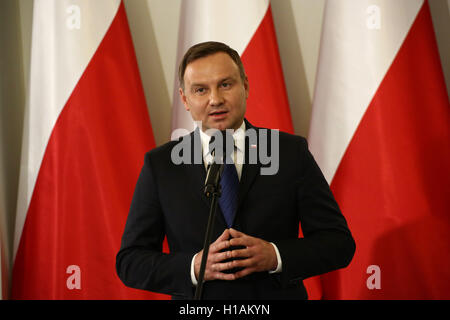 Varsovie, Pologne. 23 Septembre, 2016. Le Président Andrzej Duda et le ministre de la défense, Antoni Macierewicz ont pris part à la 40e célébration de KOR (Komitet Obrony Robotników), le Comité de la défense des ouvriers qui a été fondée comme un mouvement civil pour soutenir les membres emprisonnés de la protestation de 1976. L'un des membres de la fondation est le récent ministre de la défense, Antoni Macierewicz. Credit : Jake Ratz/Alamy Live News Banque D'Images