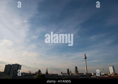 Berlin, Allemagne. 22 Sep, 2016. Vue de la tour de télévision et les toits de Berlin, Allemagne, 22 septembre 2016. PHOTO : LINO MIRGELER/dpa/Alamy Live News Banque D'Images