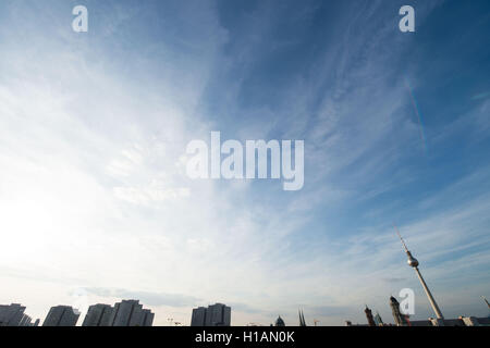 Berlin, Allemagne. 22 Sep, 2016. Vue de la tour de télévision et les toits de Berlin, Allemagne, 22 septembre 2016. PHOTO : LINO MIRGELER/dpa/Alamy Live News Banque D'Images