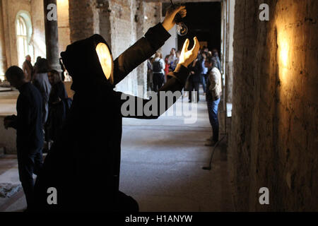 Belgrade. 29Th Sep 2016. Personnes visitent le 56e Salon de l'art contemporain octobre à Belgrade, Serbie le 23 septembre 2016. Credit : Nemanja Cabric/Xinhua/Alamy Live News Banque D'Images