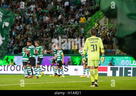 Portugal, Lisbonne, Septembre 23, 2016 - Portugais - FOOTBALL Moreira (R) en action au cours de portugais Première League entre Sporting et Estoril à Alvalade XXI Stadium, à Lisbonne, Portugal. Crédit : Bruno de Carvalho/Alamy Live News Banque D'Images