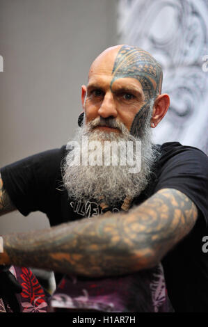 Londres, Royaume-Uni. 29Th Sep 2016. Un tatoueur à la la 12e London International Tattoo Convention, qui a ouvert ses portes aujourd'hui à Tobacco Dock, l'Est de Londres. Le spectacle présente plus de 400 des plus beaux au monde, les plus prestigieux et les tatoueurs d'élite ainsi qu'une présentation de la culture alternative sous forme de piercing, burlesque et la Pin Up Miss UK la concurrence. Autour de 20 000 personnes assisteront au cours de la fin de semaine. Crédit : Michael Preston/Alamy Live News Banque D'Images