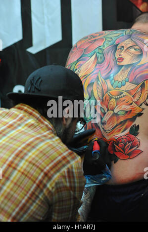 Londres, Royaume-Uni. 29Th Sep 2016. Un tatoueur au travail à la la 12e Convention Internationale de tatouages de Londres, qui a ouvert ses portes aujourd'hui à Tobacco Dock, l'Est de Londres. Le spectacle présente plus de 400 des plus beaux au monde, les plus prestigieux et les tatoueurs d'élite ainsi qu'une présentation de la culture alternative sous forme de piercing, burlesque et la Pin Up Miss UK la concurrence. Autour de 20 000 personnes assisteront au cours de la fin de semaine. Crédit : Michael Preston/Alamy Live News Banque D'Images