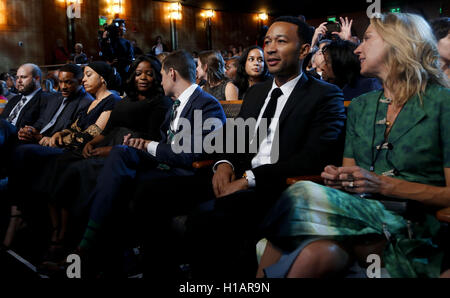 Washington, District de Columbia, Etats-Unis. 29Th Sep 2016. L'acteur Will Smith (2L) et chanteur John Legend (2R) assister à un spectacle au Kennedy Center appelé ''prendre la scène, la musique afro-américaine et d'histoires qui a changé l'Amérique, '' un événement célébrant l'ouverture du Smithsonian National Museum of African American History and Culture, le 23 septembre 2016, Washington, DC. Le président américain Barack Obama et la Première Dame Michelle Obama (invisible) également assister à l'événement.Credit : Aude Guerrucci/Piscine via CNP Crédit : Aude Guerrucci/CNP/ZUMA/Alamy Fil Live News Banque D'Images