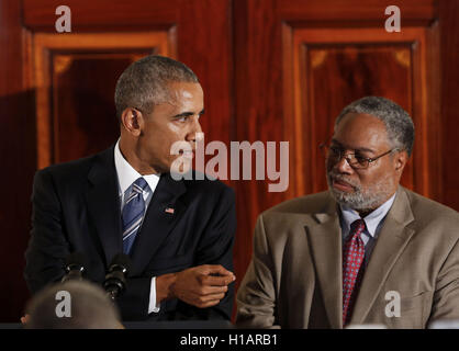 Washington, District de Columbia, Etats-Unis. 29Th Sep 2016. Le président américain Barack Obama prononce une allocution, tandis que Lonnie Bunch, le directeur de la Smithsonian National Museum of African American History and Culture à l'écoute, à la réception en l'honneur de l'ouverture du musée dans le Grand Hall de la Maison Blanche le 22 septembre 2016, Washington, DC. Credit : Aude Guerrucci/Piscine via CNP Crédit : Aude Guerrucci/CNP/ZUMA/Alamy Fil Live News Banque D'Images