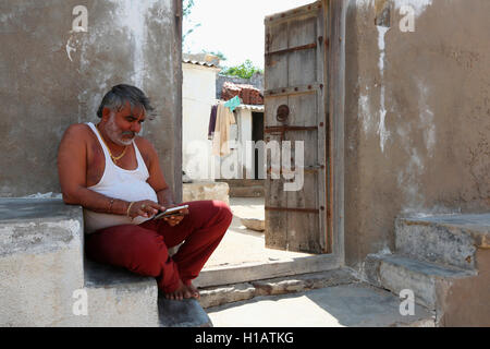 Homme assis à l'extérieur de la chambre, lakhpat, kutch, Gujarat, Inde Banque D'Images