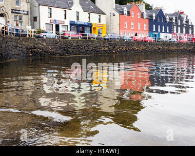 Bâtiments colorés le long du front de mer de Tobermory Isle of Mull Argyll and Bute, Ecosse Banque D'Images
