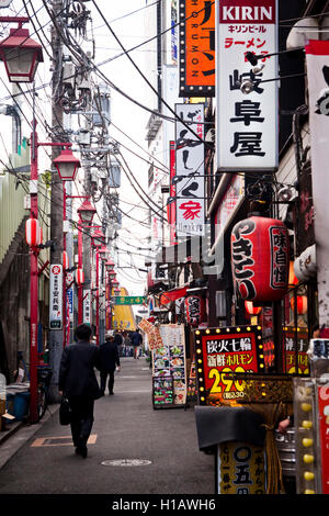 Un signe-remplie ruelle de Shinjuku à Tokyo, Japon Banque D'Images