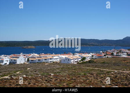 Vue sur Cala Fornells Fornells et village de Torre de Fornells, Minorque, Espagne Banque D'Images