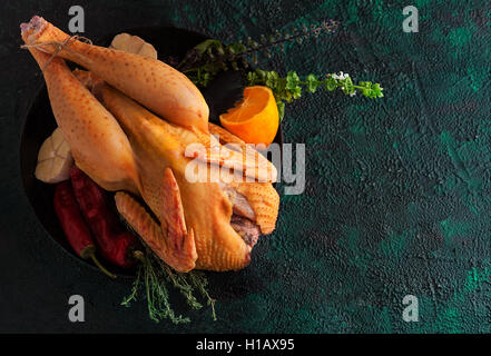 Le poulet cru ferme avec les ingrédients sur l'arrière-plan de texture Banque D'Images