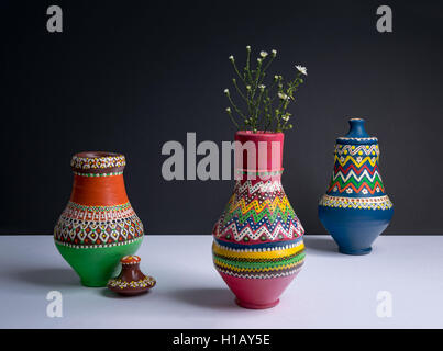 Trois vases en poterie décorée avec de petites fleurs avec ombre sévère Banque D'Images