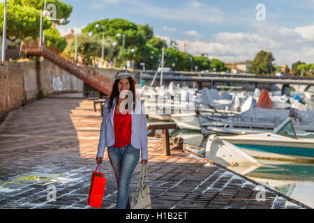 Rimini, Italie, balades touristiques matures avec panier le long de port maritime Banque D'Images