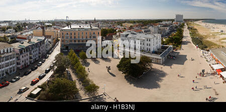 Warnemünde, Schleswig-Holstein, Allemagne - Aerial panorama de la ville avec l'hôtel "Am Leuchtturm' Banque D'Images