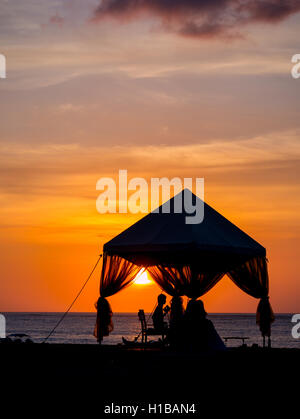 Dîner romantique sur la plage à Bali Banque D'Images